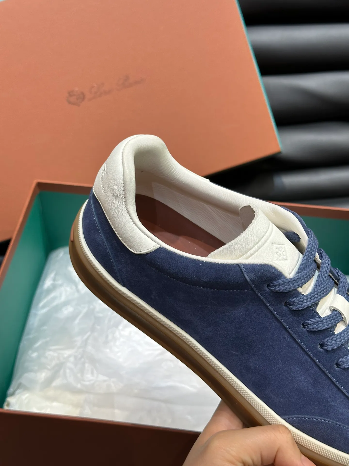 p420 Men's Shoes New 🆕Lp Old Money Style Men's Low-top Casual Tennis Shoes Loro Piana's high-end series has launched sports shoe styles made of soft cowhide. The breathable properties and flexible texture of natural materials make the sneakers both functional and comfortable. The high-quality metal-free tanning and tumble process highlights the natural texture of the leather, while the camel-colored sole and white rubber trim create a double-layer sole effect, making it an everyday shoe that can easily create a lazy and casual style! Size: 39-44 (45, 46 customized